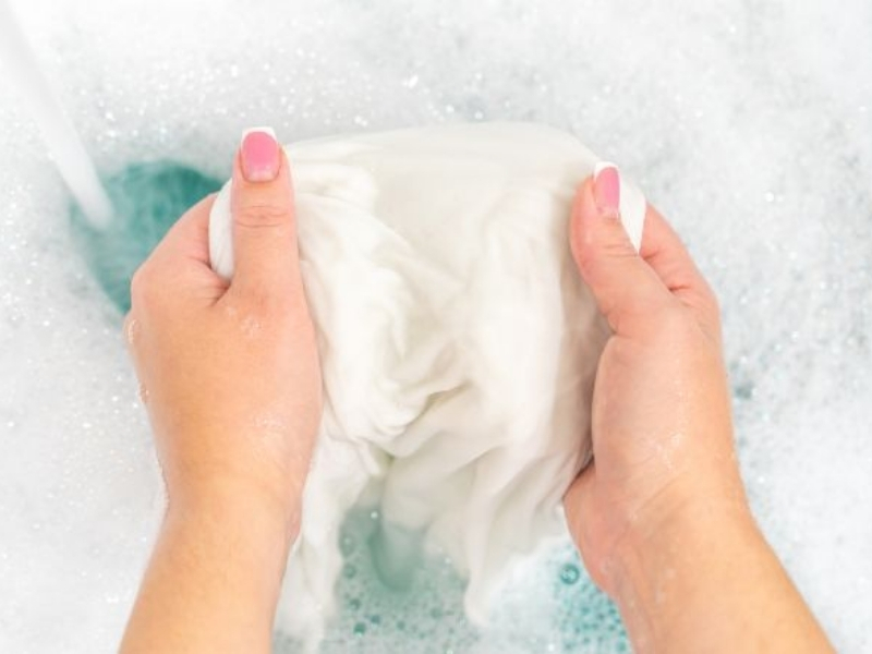 ngâm vải với nước lạnh 30 phút