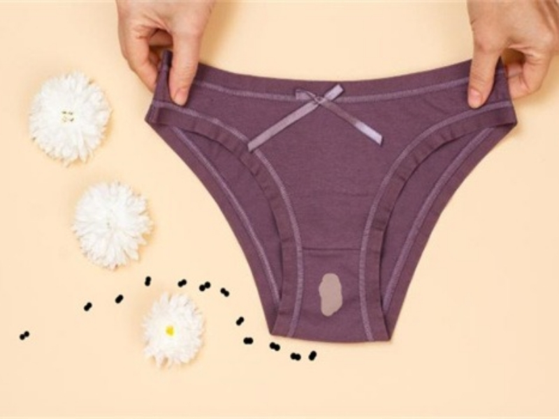 đáy quần bị kiến bu