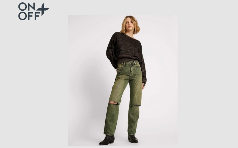 Quần áo denim cũ sờn
