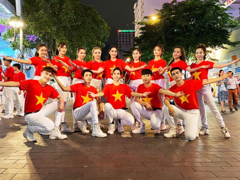 chụp ảnh áo cờ đỏ sao vàng