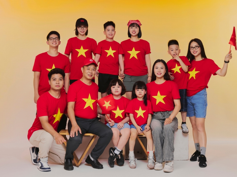 chụp ảnh với áo cờ đỏ sao vàng