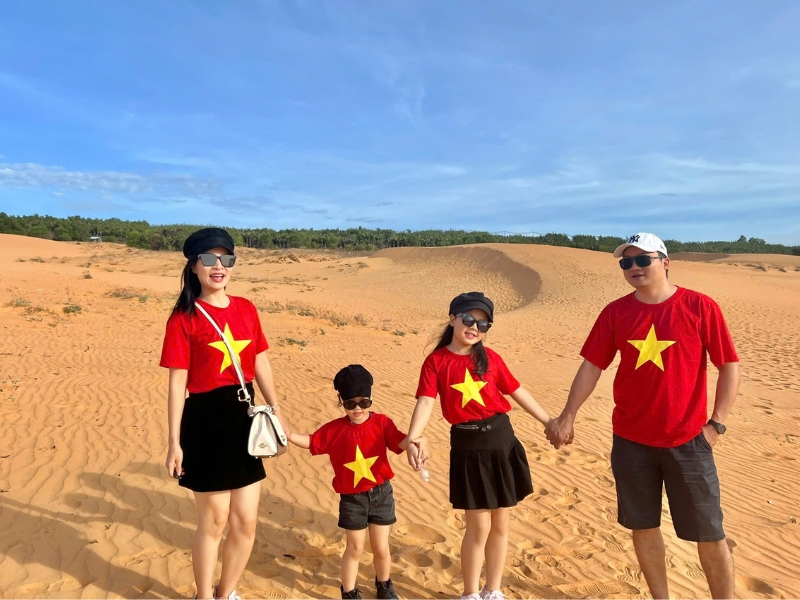 Phối đồ phù hợp với áo cờ đỏ sao vàng