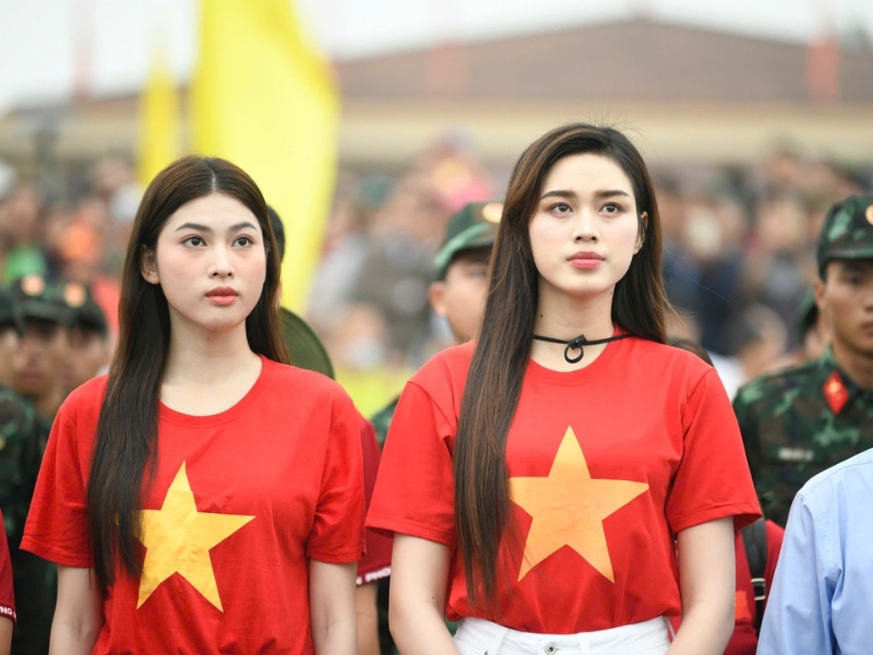 tạo dáng với áo cờ đỏ sao vàng