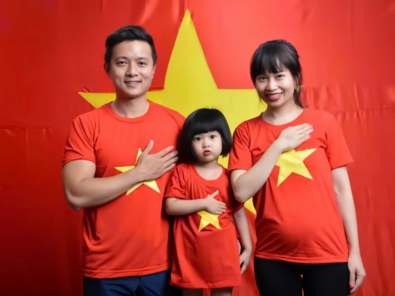 tạo dáng với áo cờ đỏ sao vàng