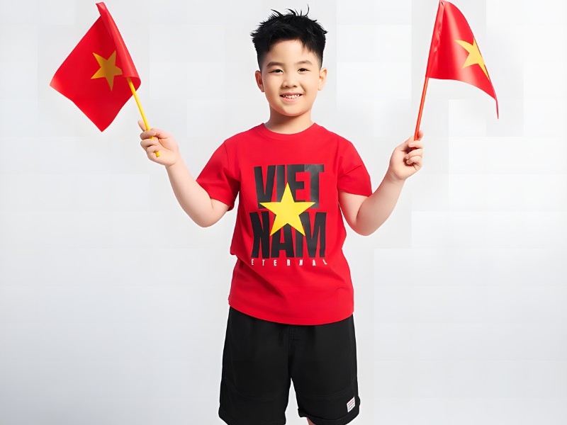 tạo dáng với áo cờ đỏ sao vàng