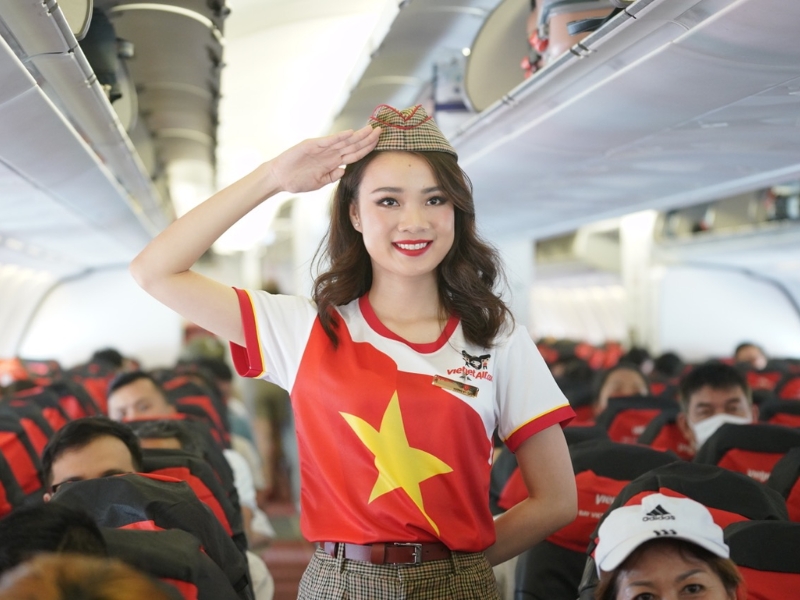 tạo dáng với áo cờ đỏ sao vàng