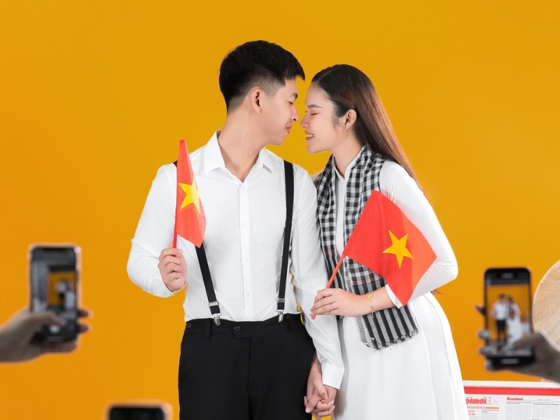chụp ảnh với lá cờ việt nam