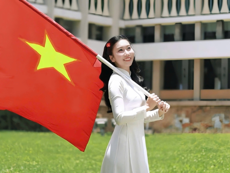 chụp ảnh cầm cờ tổ quốc
