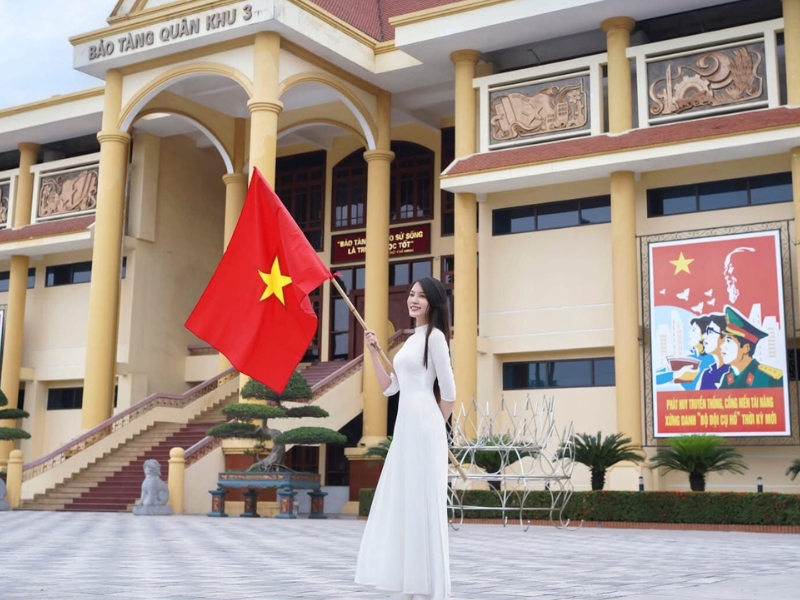 chụp hình với cờ tổ quốc