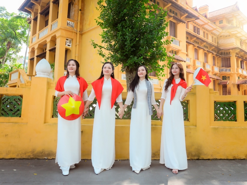 chụp ảnh với cờ đỏ sao vàng