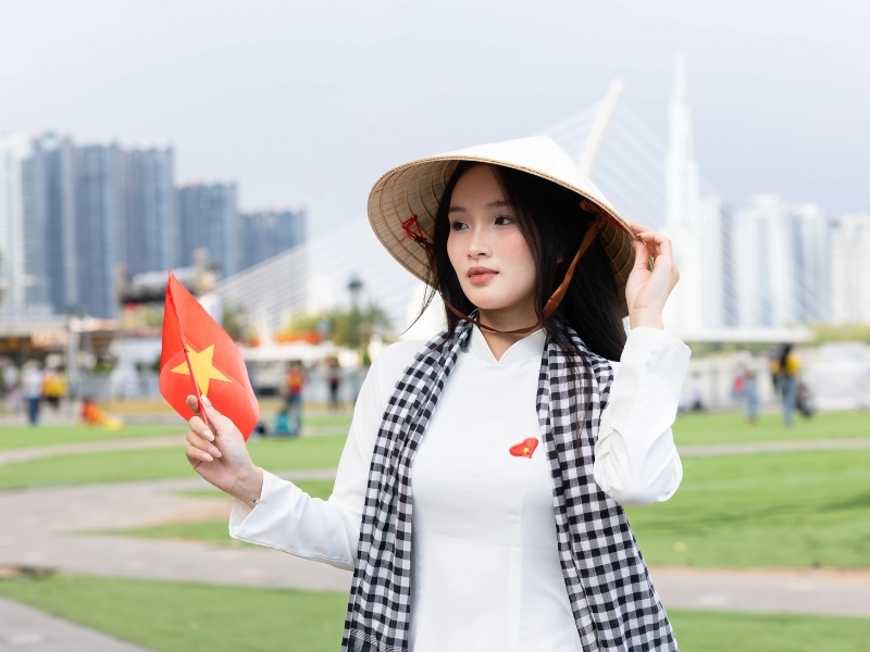 chụp ảnh với cờ đỏ sao vàng