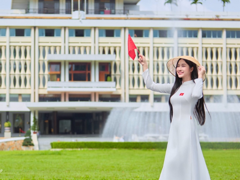 chụp hình với cờ tổ quốc