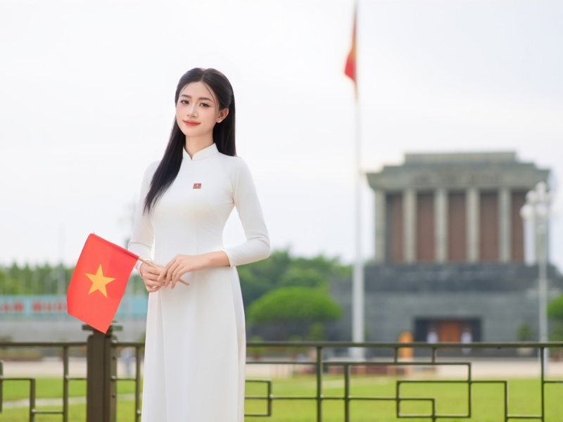 chụp ảnh cùng cờ đỏ sao vàng
