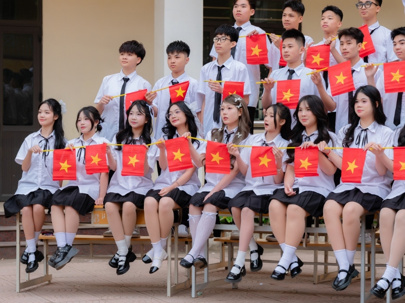 chụp ảnh tập thể với cờ tổ quốc