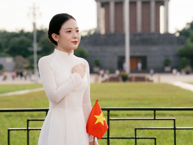 chụp ảnh với lá cờ việt nam