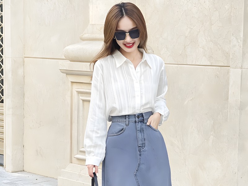 áo sơ mi trắng kết hợp chân váy jean