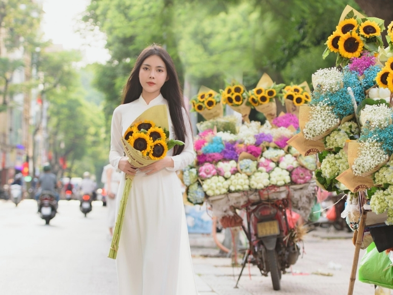 cách tạo dáng chụp ảnh với xe hoa mùa thu