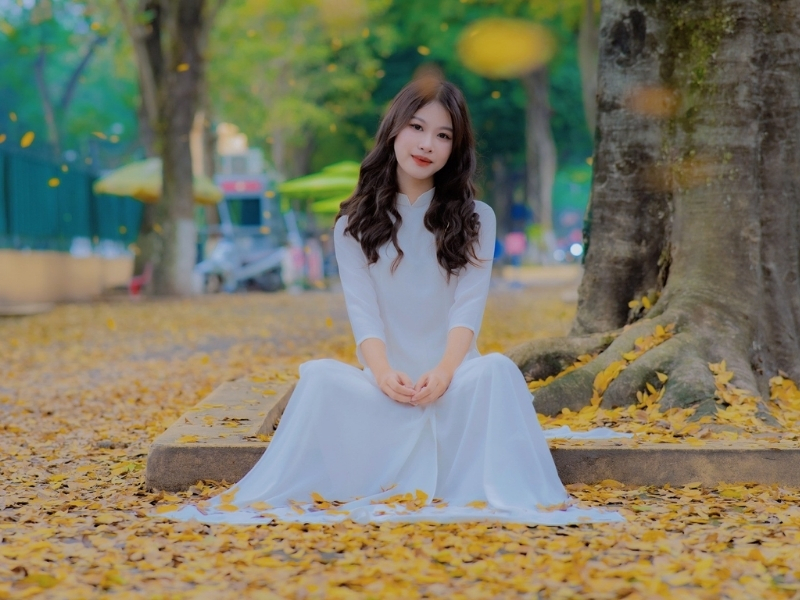 chụp ảnh mùa thu trên phố hoàng diệu