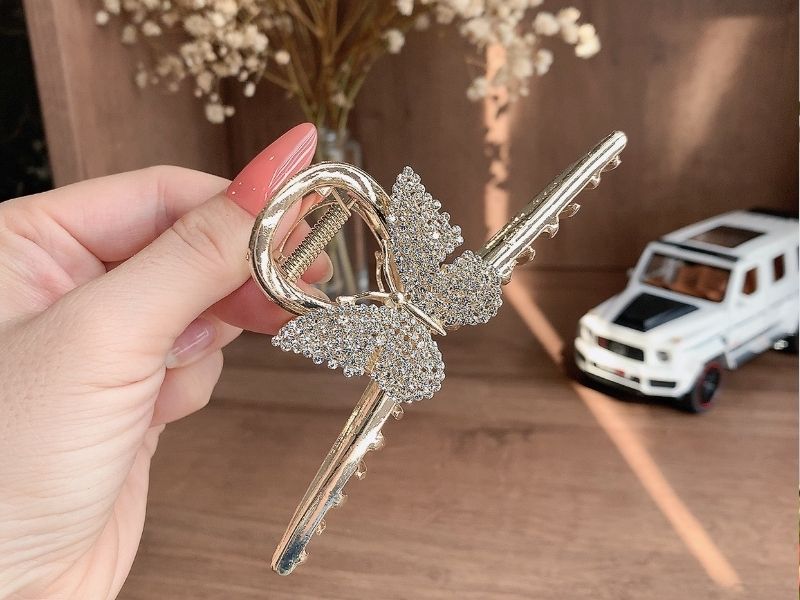 tặng kẹp tóc cho cô giáo