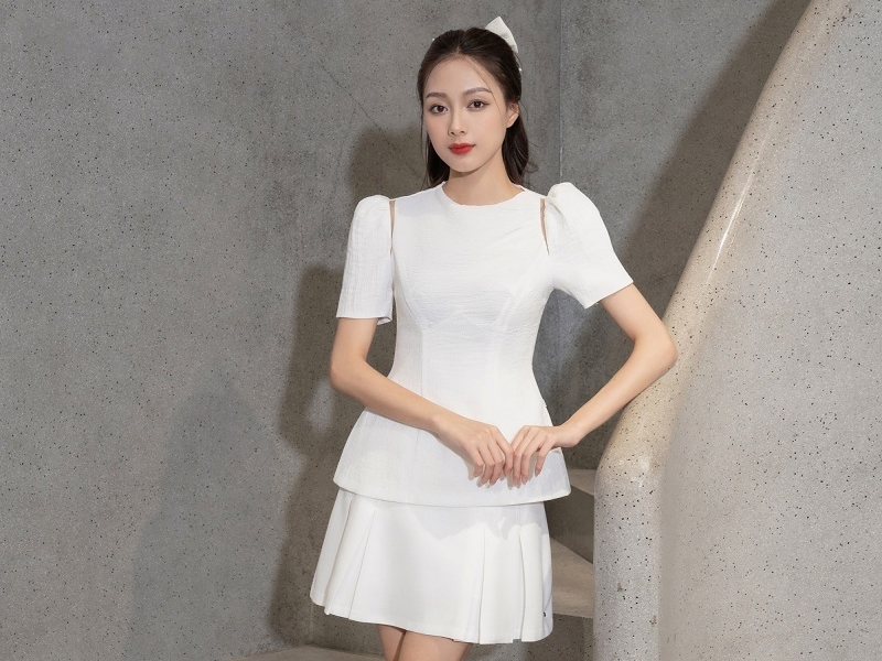 chân váy chữ a ngắn mặc với áo gì