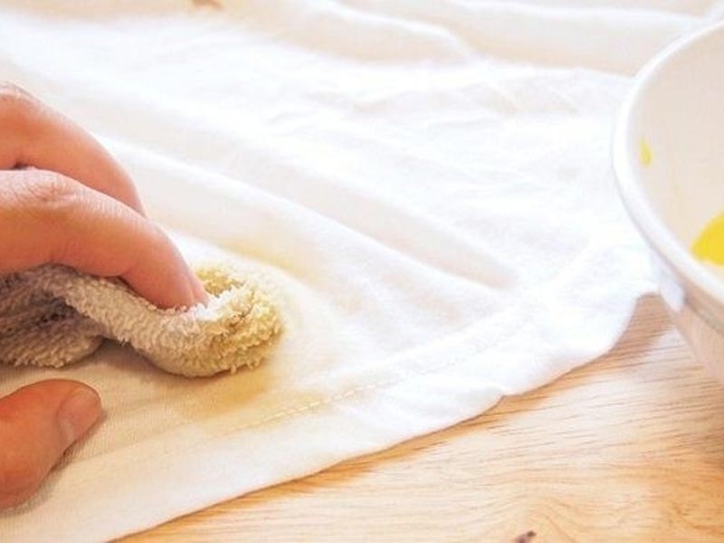 dùng dầu ăn tẩy chữ in trên áo