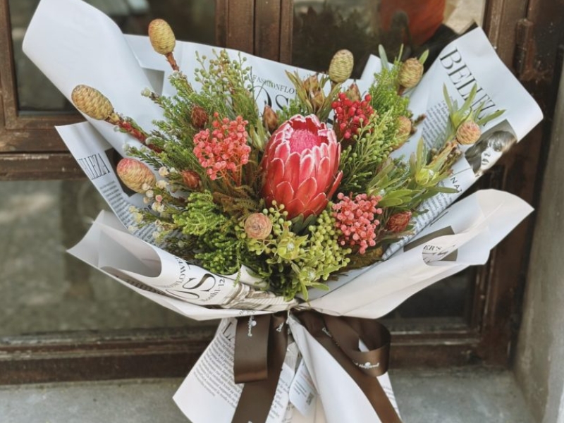 bánh sinh nhật và hoa tươi