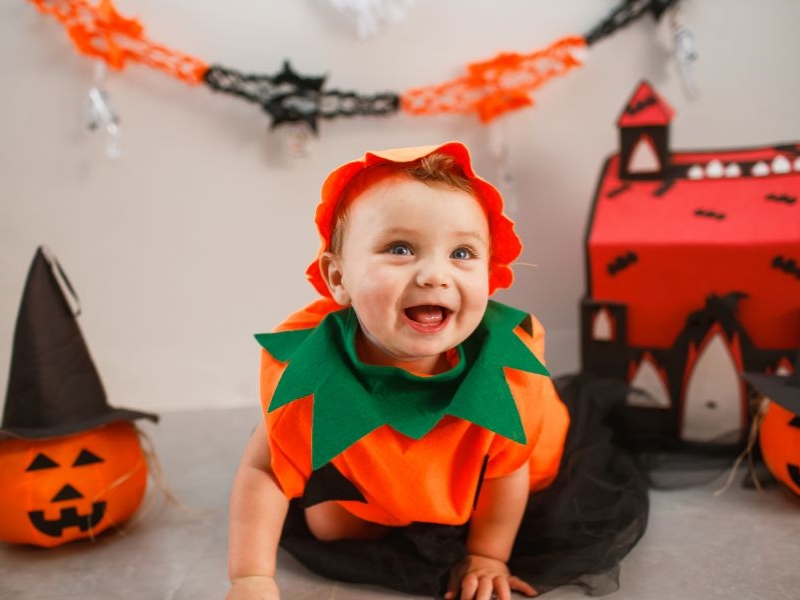 trang phục halloween tự làm cho bé để bé trai biến thành quả bí ngô