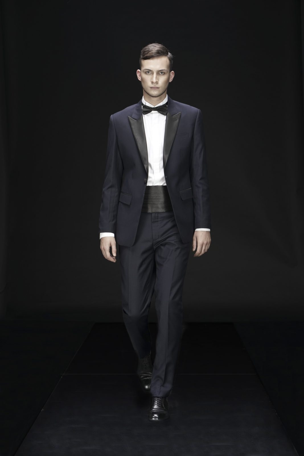 Luôn ghi nhớ sử dụng nơ lụa hoặc cavat khi mặc Tuxedo