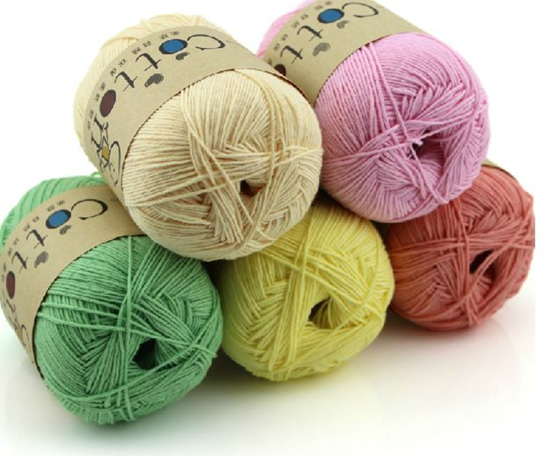 Những sợi len được nhuộm nhiều sắc màu