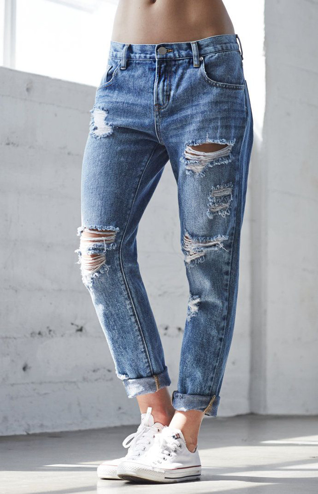 Quần jeans rách nên phối với áo gì thì chuẩn?