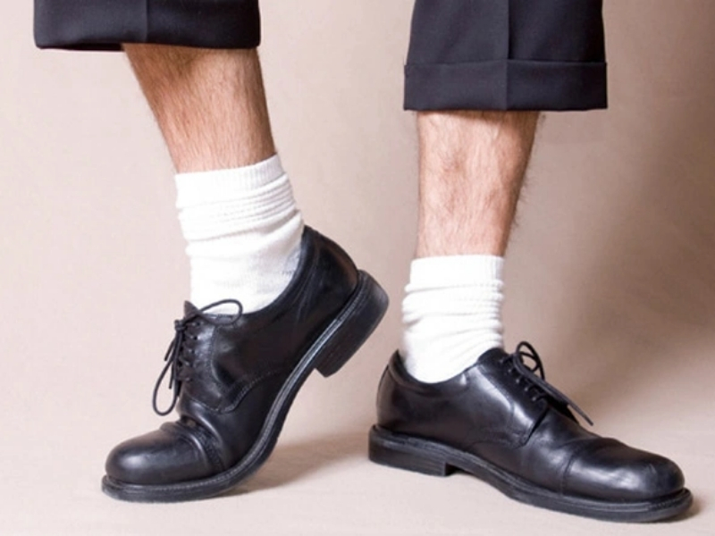 giày đen mang vớ màu gì