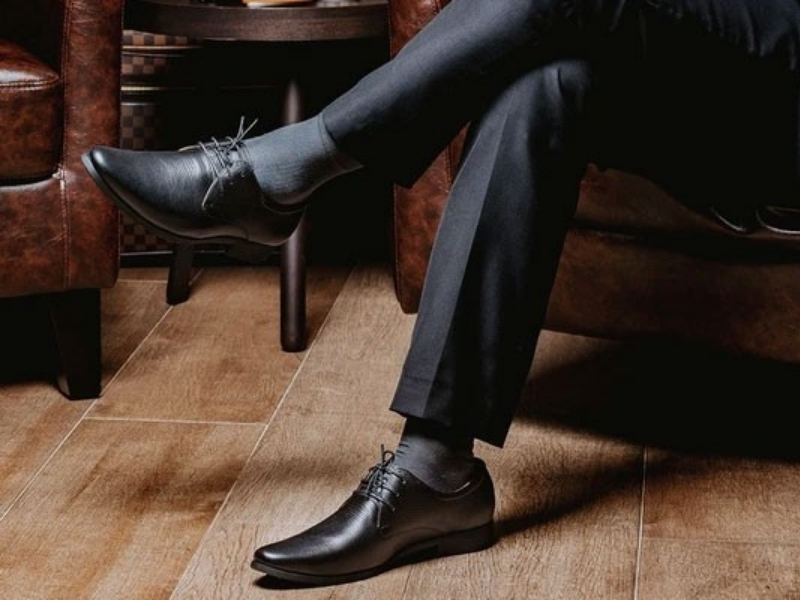 giày đen mang vớ màu gì