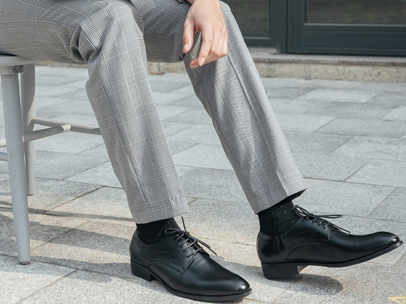 giày đen mang vớ màu gì