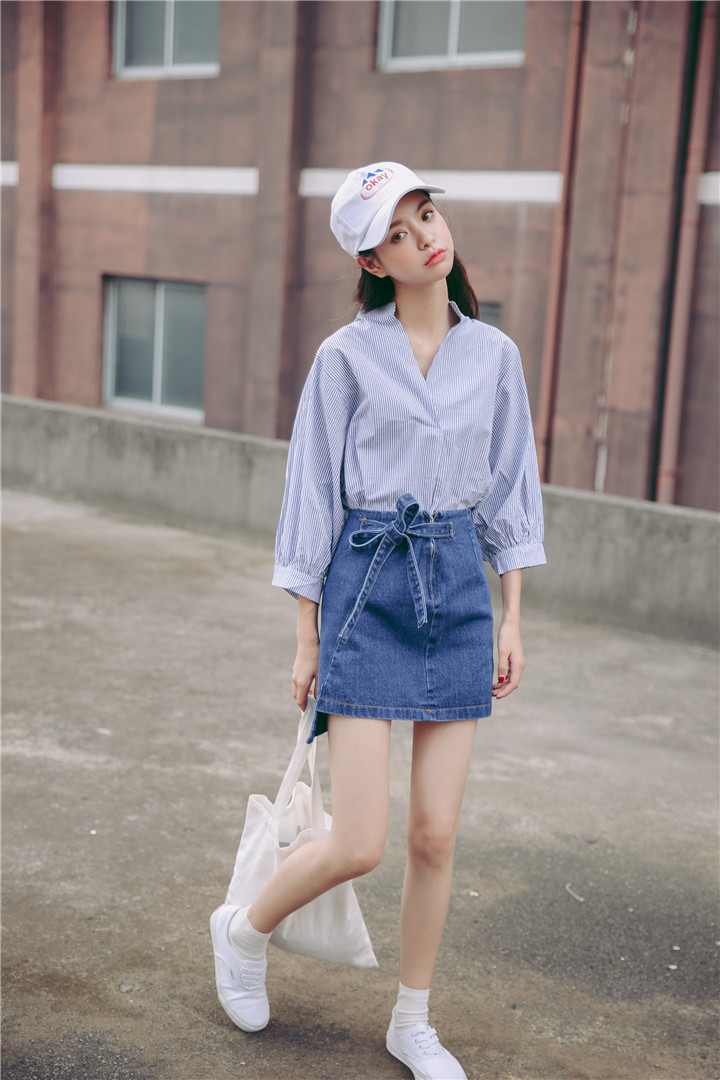 Phối giày thể thao trắng cùng chân váy Jeans và áo sơ mi cho cô nàng công sở