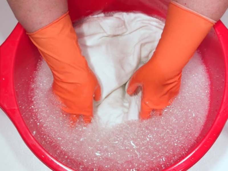 cách tẩy áo trắng bị lem màu từ áo khác