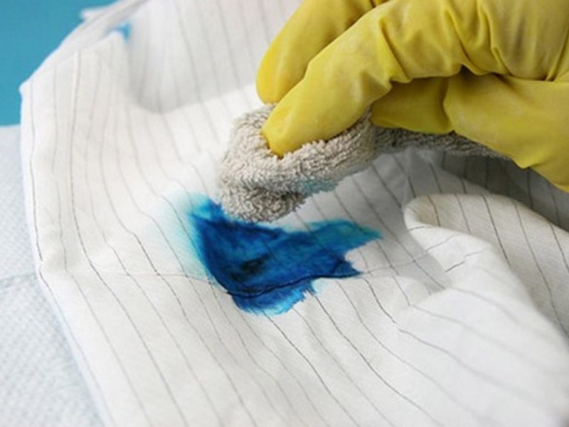 tẩy vết thâm kim trên áo trắng