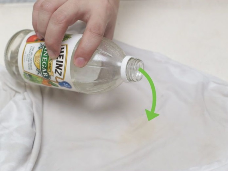 cách tẩy áo trắng bị dính màu