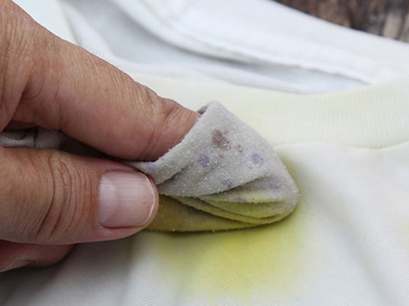 cách tẩy áo trắng bị ố vàng