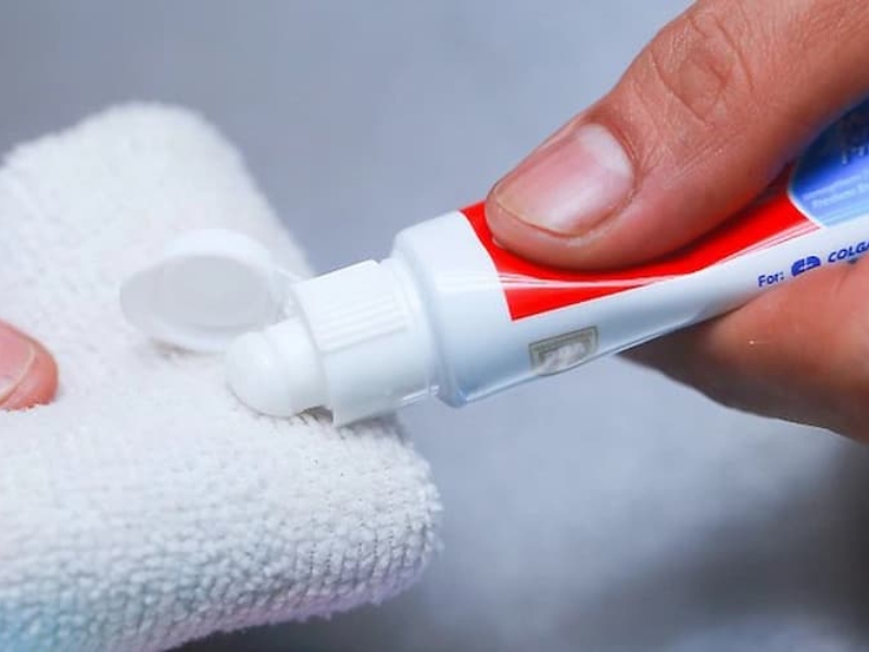 tẩy vết thâm kim trên áo trắng