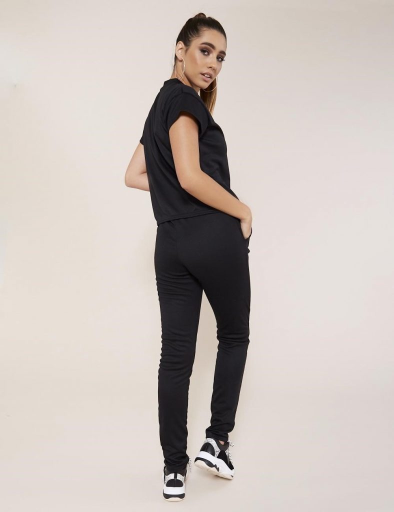 Áo phông và quần jogger