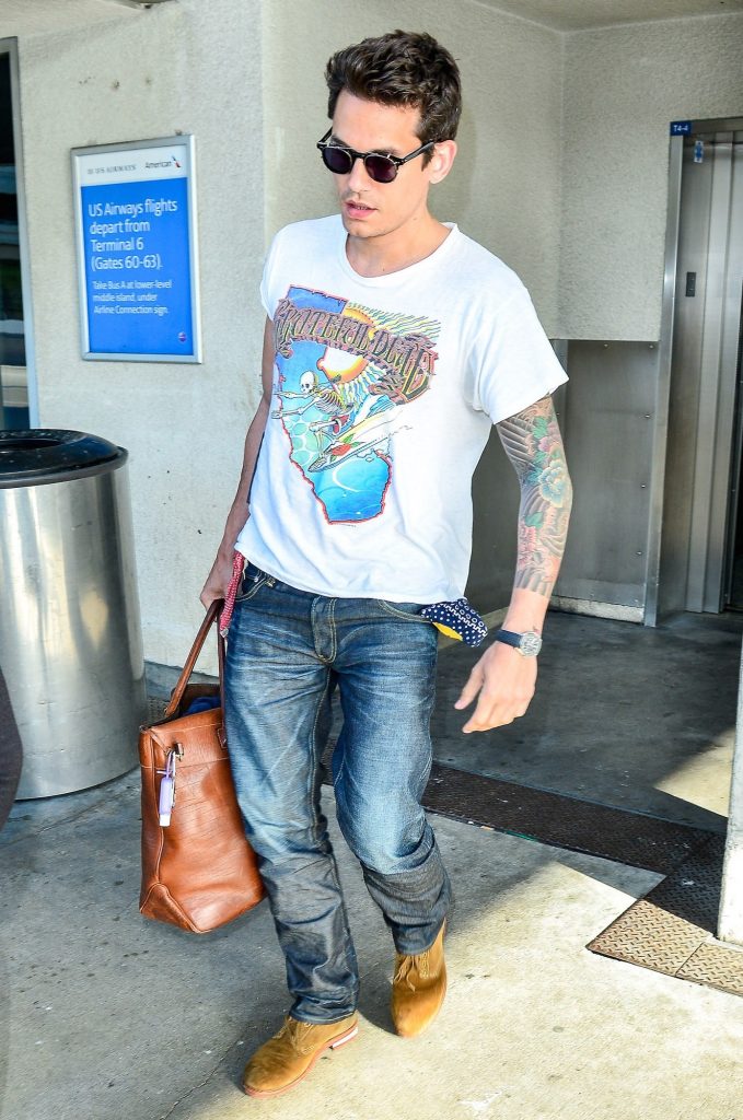 Áo phông quần jeans