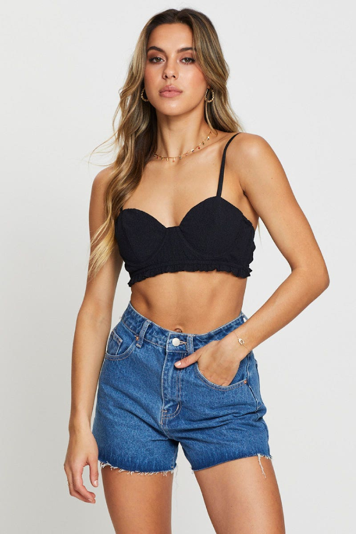 phối bralette với quần short jeans