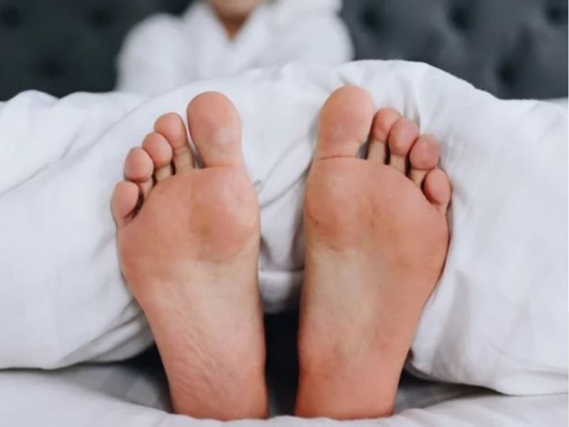 khi nào không nên đi tất đi ngủ