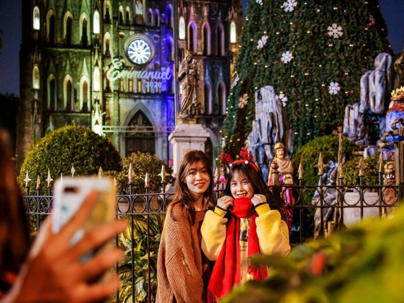 chụp ảnh noel đẹp bên cạnh nhà thờ
