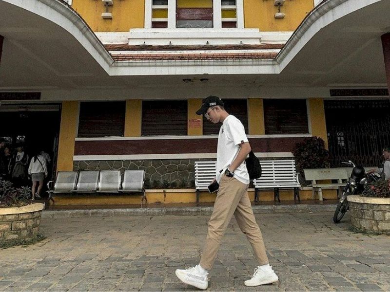 các bạn nam tạo dáng đứng bước đi tự nhiên