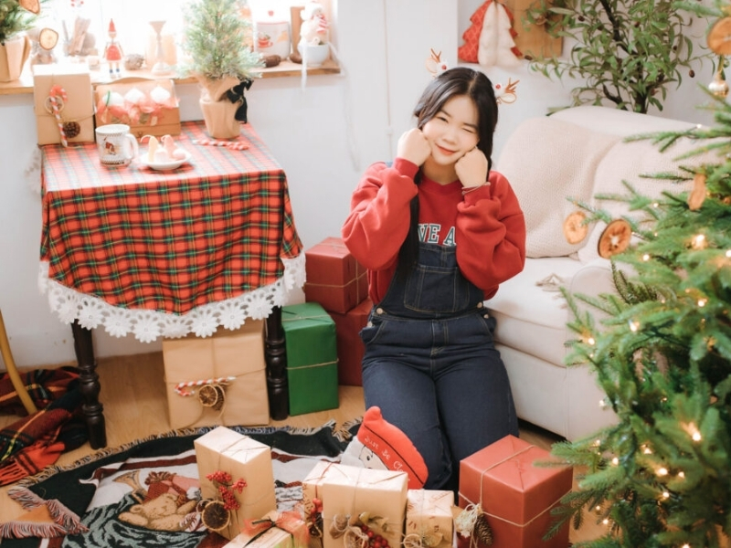 cách tạo dáng chụp ảnh với cây thông Noel