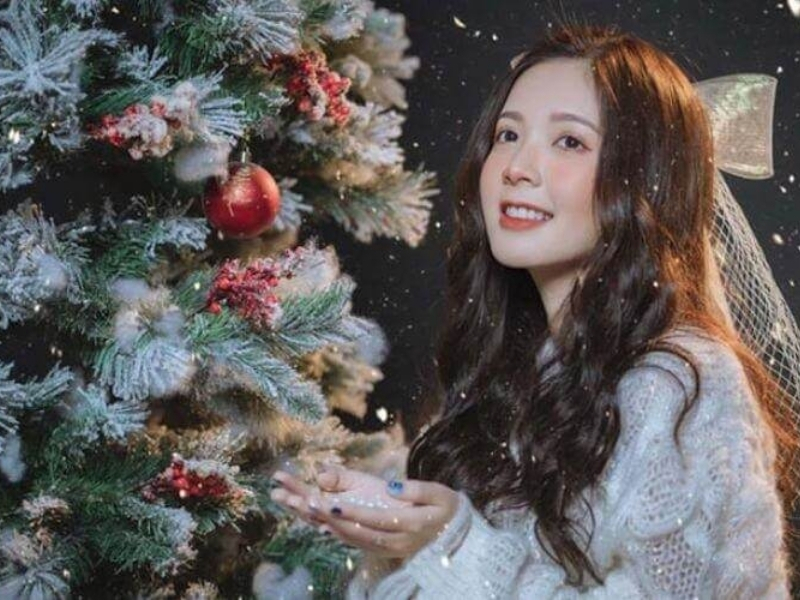 tạo dáng với cây thông noel