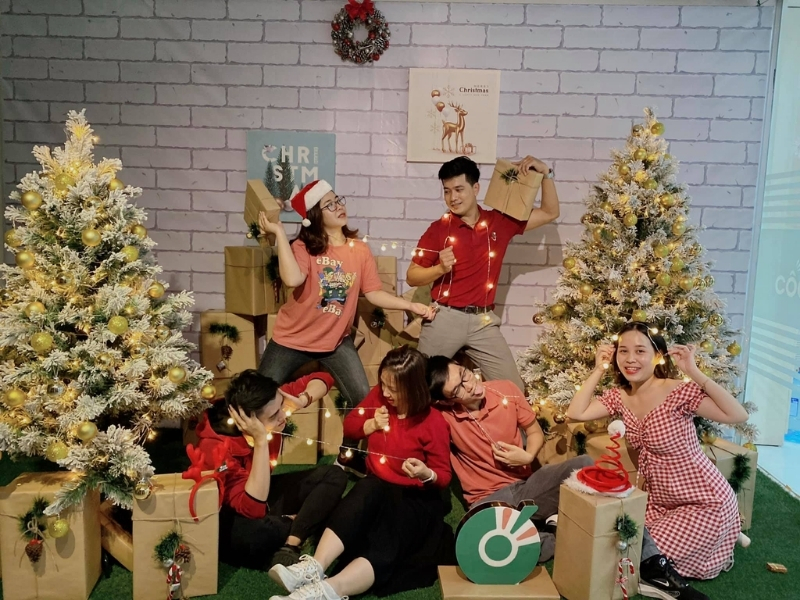 chụp ảnh cùng bạn bè với cây thông noel