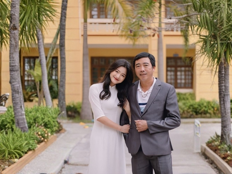 mặc bộ vest chụp ảnh kỷ yếu cùng con