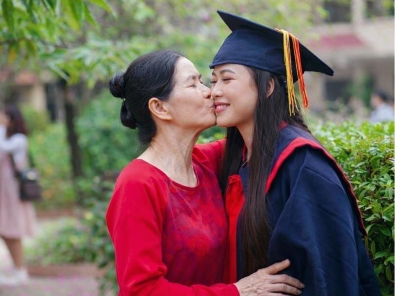 mẹ chụp ảnh kỷ yếu cùng con